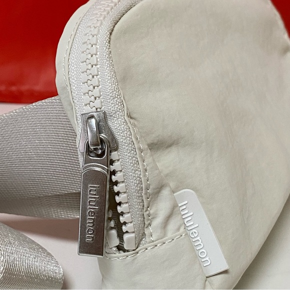 Lululemon Everywhere Belt Bag NWT white opal - Picture 11 of 15